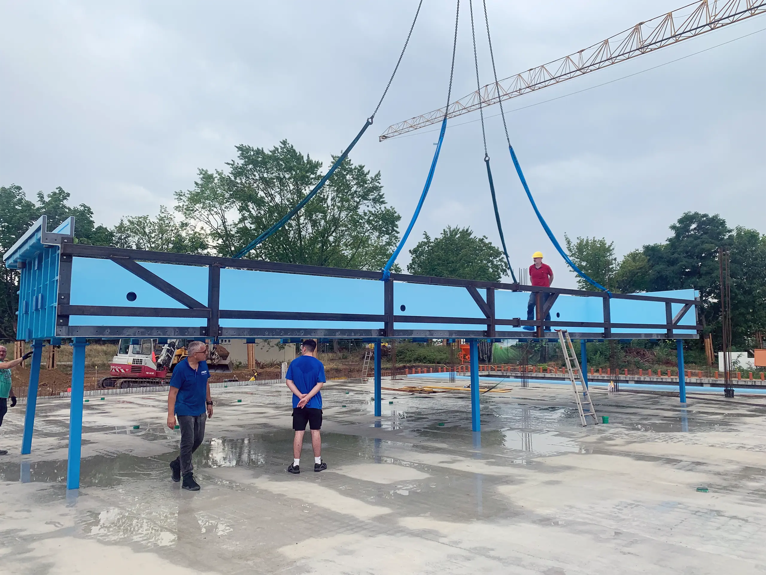 Becken Bewegungsbad hängt am Kran