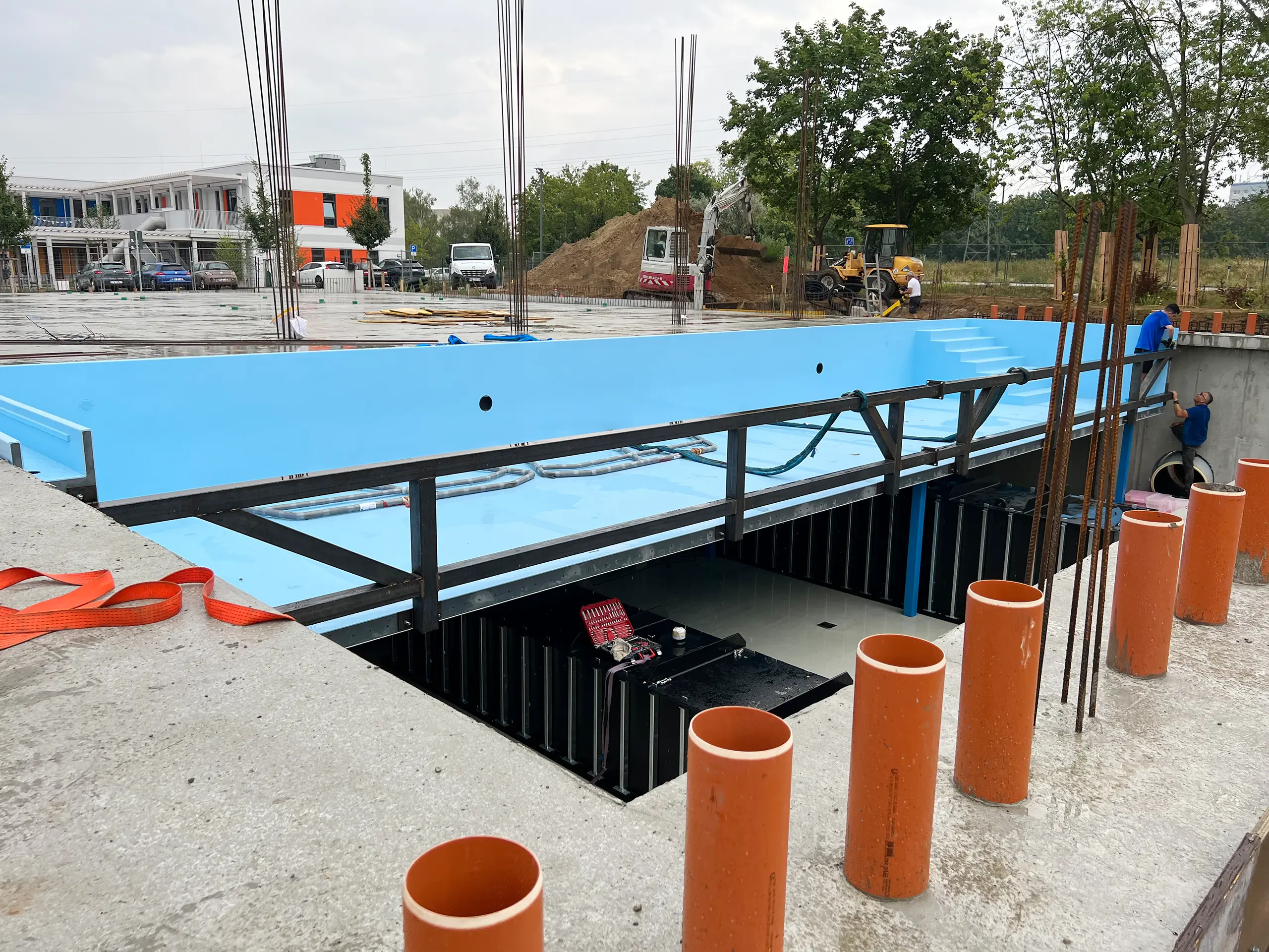 Schwimmbecken Bewegungsbad hälftig eingesetzt