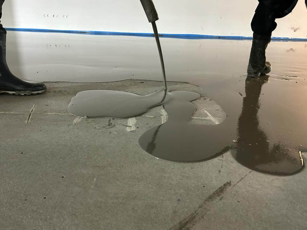 Ausgleichsmasse wird aufgetragen