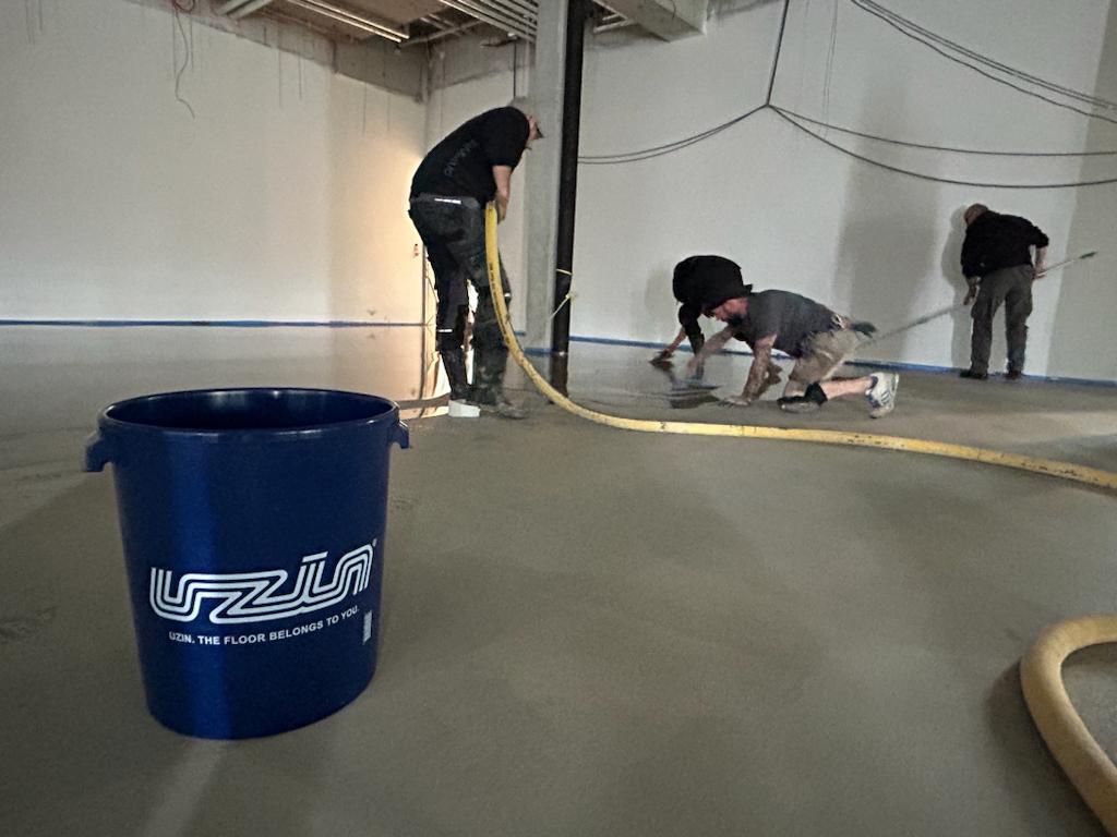 Ausgleichsmasse wird aufgetragen