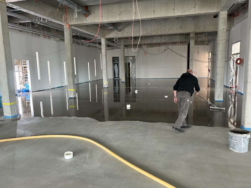 Ausgleichsmasse wird aufgetragen