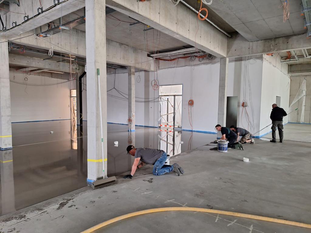 Ausgleichsmasse wird aufgetragen