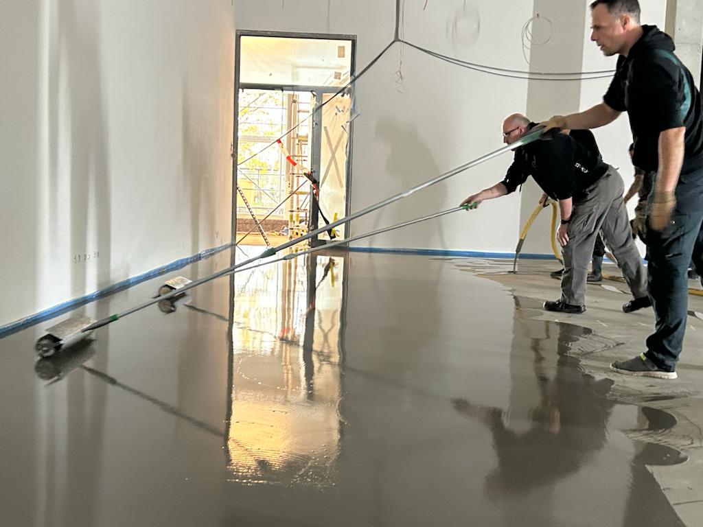 Ausgleichsmasse wird aufgetragen